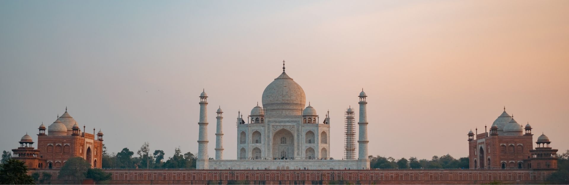 Taj Mahal in primo piano con cielo sullo sfondo